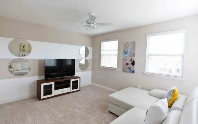 4176 Oaktree Drive 6 Bedroom Home by Redawning