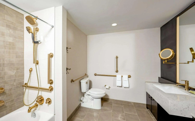 Hotel Fort Des Moines, Curio Collection by Hilton