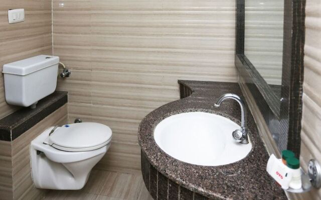 Oyo 28557 Hotel M V International