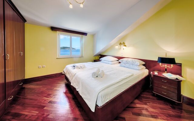 Apartments Donna with Sea View