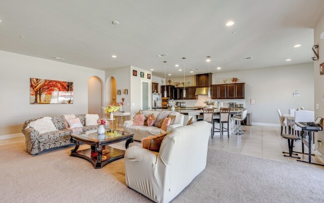 Beautiful Bakersfield Home ~ 8 Mi to Downtown!