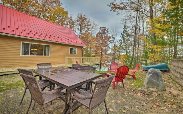 Lakefront Hawks Getaway - Fire Pit & Kayaks!