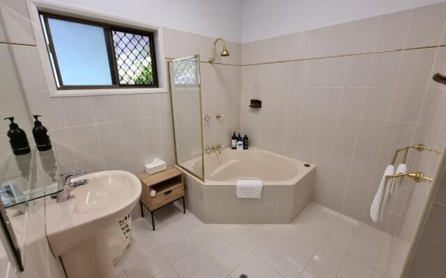 Absolute Beachfront 4 Bedroom Luxury Holiday Home