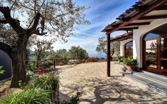 Tulipano - A Charming and Peaceful Hillside Villa With Lovely Views