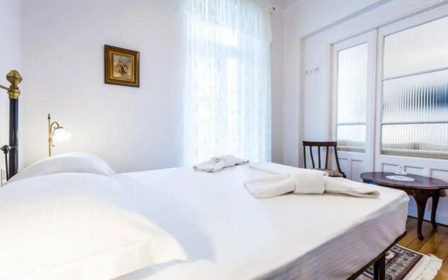 Neoclassical apartment with 3 bedrooms in Piraeus
