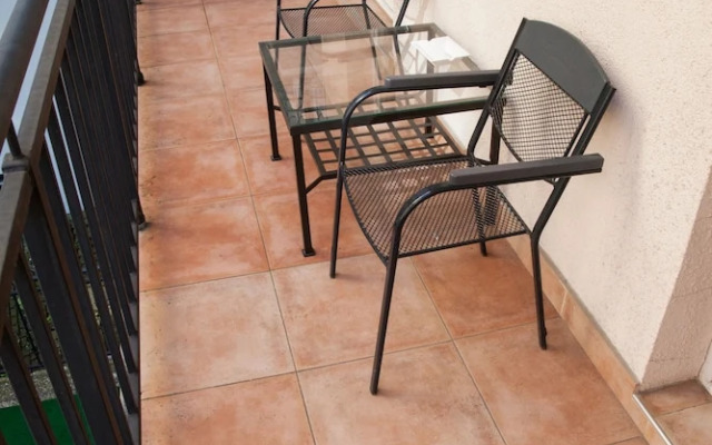 Spacious 2 Bedroom Apartment With Nice Terrace