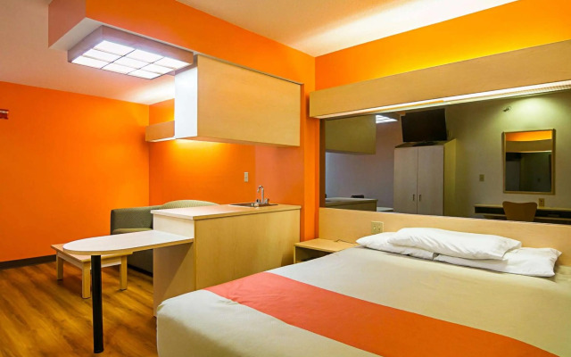 Motel 6 Sycamore, IL