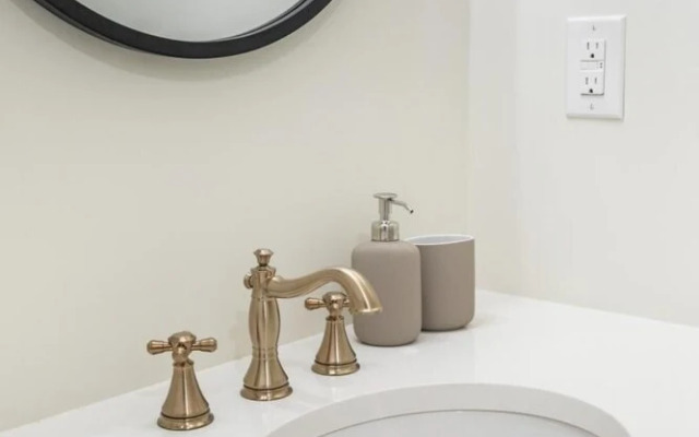 Rideau 1Bd Apartment Balcony Free Parking 2