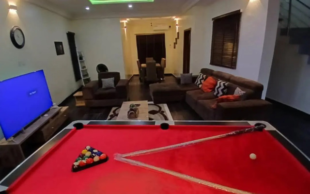 DELIGHTFUL ! 3 BEDROOM TERRACE DUPLEX EN-SUITE LEKKI AIRCON WiFi