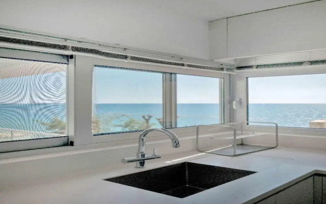 Phaedrus Living Beach Front Flat Kyma