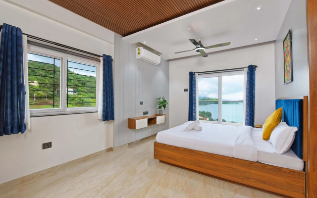 SaffronStays Riverdale, Mulshi - Lakefront villa with pool and mountain view