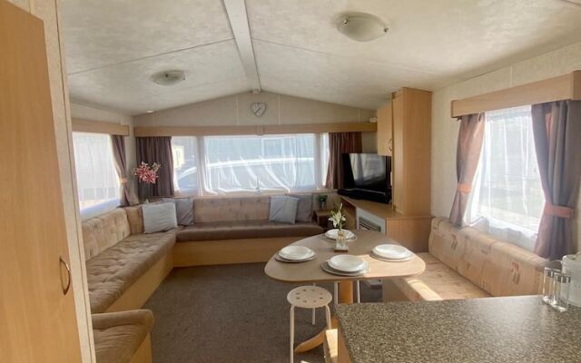 Stunning 2-Bed Sleeps 6 Caravan in Felixstow