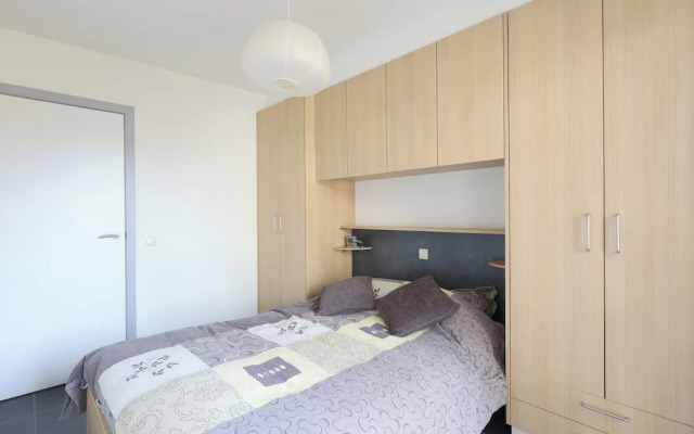 Apartment With 2 Rooms and Balcony