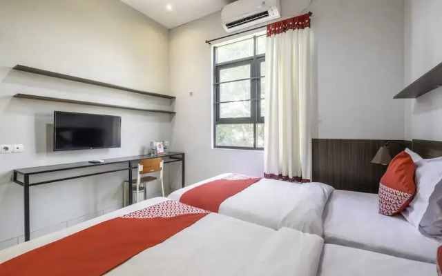 OYO 535 Cileunyi Residence