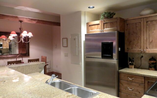 Black Bear Lodge by CB Lodging
