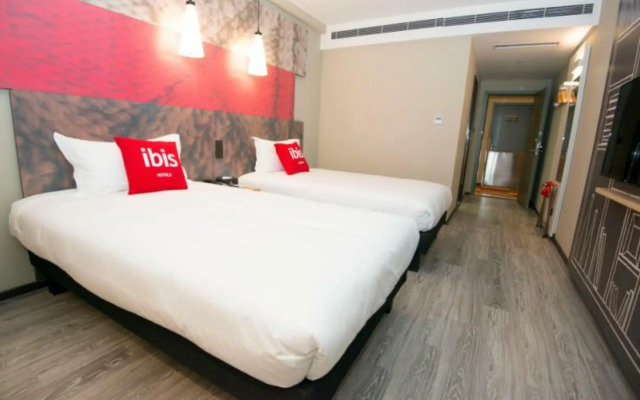 ibis Luoyang Baolong Square Hotel