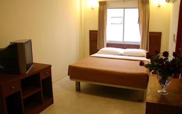 18 Coins Cafe & Hostel