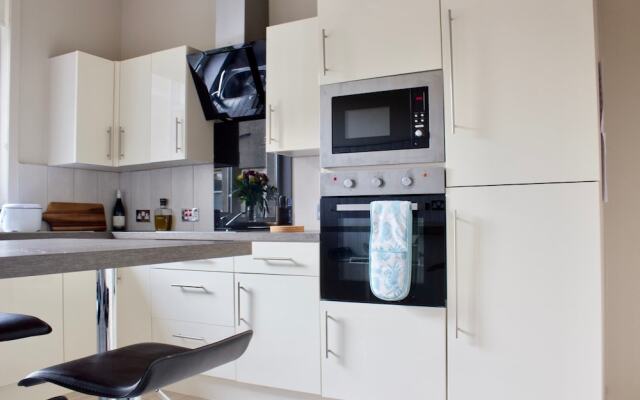 2 Bedroom Flat In Leafy Morningside