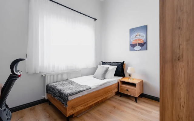 Central Flat w Balcony 5 min to Lara Beach