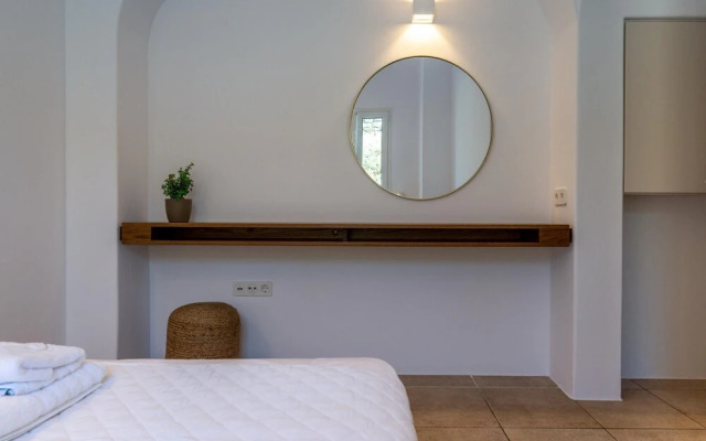 La Chapelle Est and Ouest in Tinos