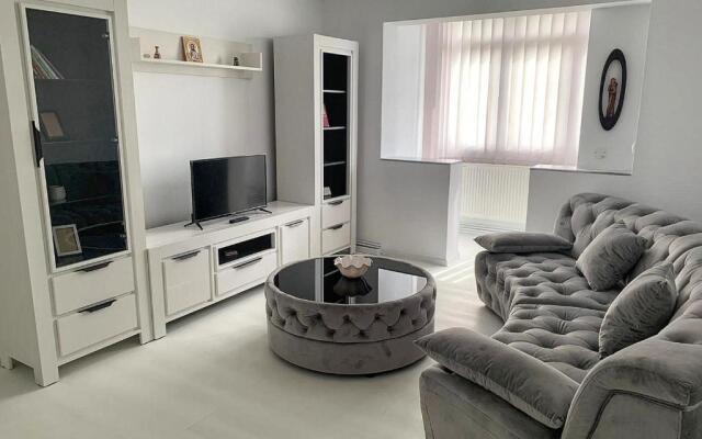 White & Silver Luxury Suite - Craiova