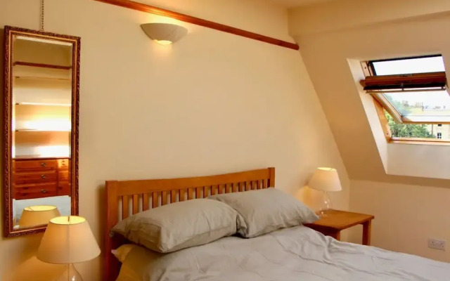Homely 3 Bedroom Flat With Castle Views