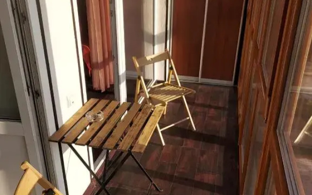 Ujutnaja i prostornaja kvartira v 50 metrah ot gorodskogo parka