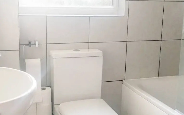 Entire 2 Bedroom House 7m To Station