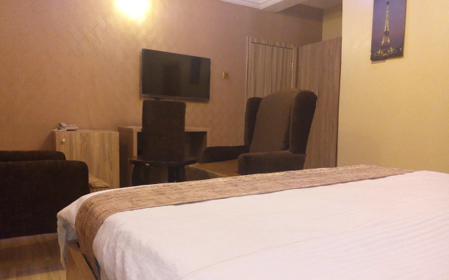 Euro Lounge and Suites