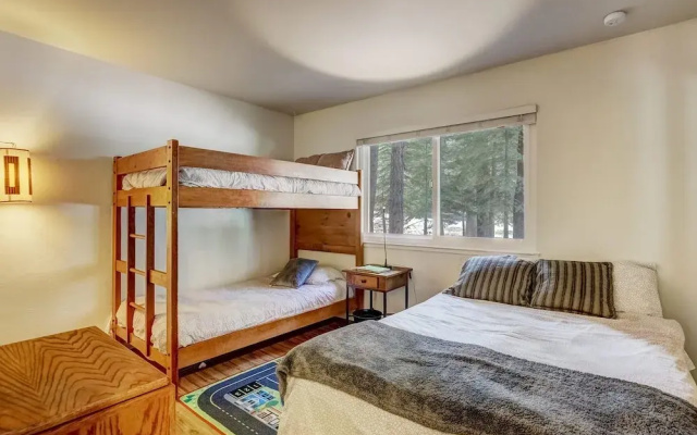 Coziness Cabin - Cute Little Cabin in the Tahoe Woods!