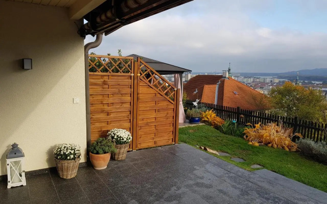 Blick über Krems mit Terrasse