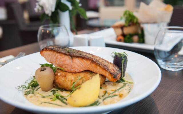 Llanwenarth Hotel & Riverside Restaurant