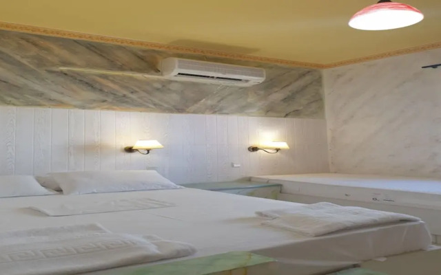 Very Spacious and Well Equipped Room Near the Sea