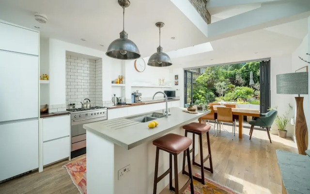 JOIVY Contemporary 2-Bed House W/ Private Garden