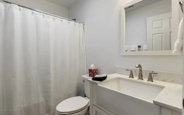 Luxury Waterfront Lakehouse With Private Dock Views