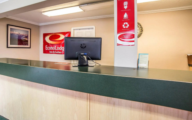 Econo Lodge Inn & Suites