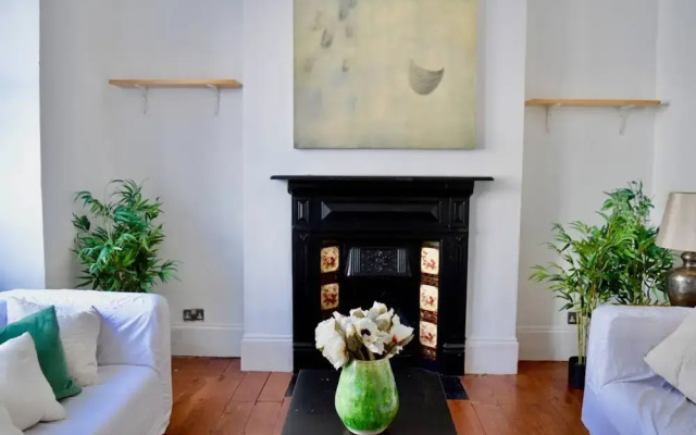 Spacious 4 Bedroom House Close to Tooting Station