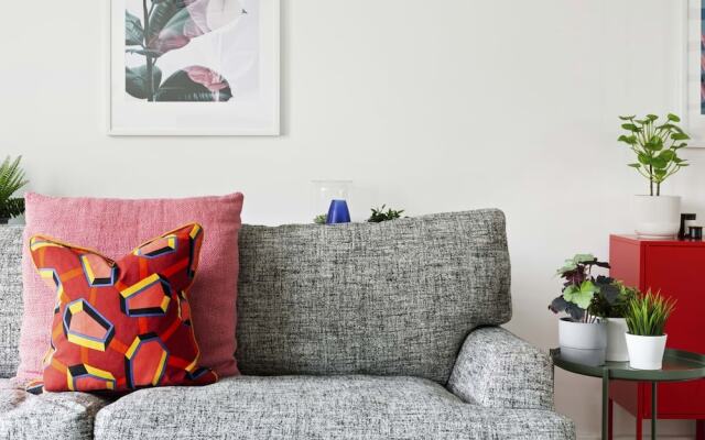 Stylish & Modern 2bed Apt, 5m to Overground