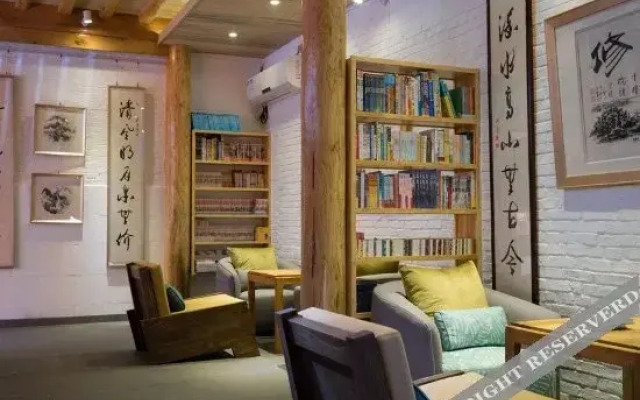 Tengchong and Shunhai Yan College Inn