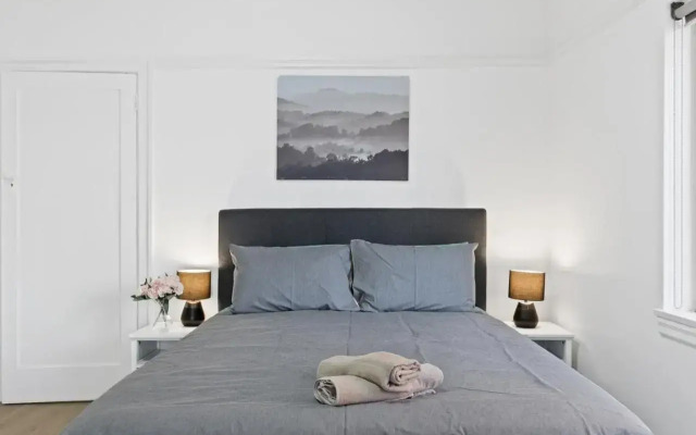 Burwood Lovely 2-bedroom Unit with Free parking