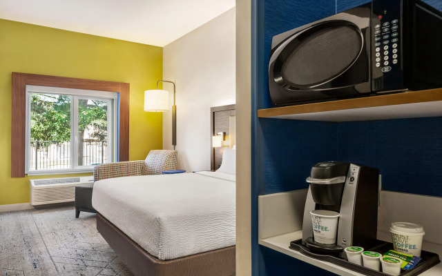 Holiday Inn Express & Suites Redding by IHG