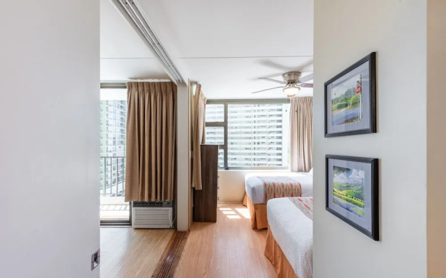 Spacious 14th Floor Corner Suite, Partial Diamond Head and Ocean Views, FREE Parking! by Koko Resort Vacation Rentals