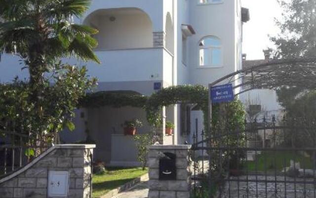 Apartment Slisko with Terrace and Garden