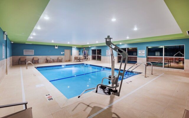 Holiday Inn Express & Suites Lenexa - Overland Park Area by IHG