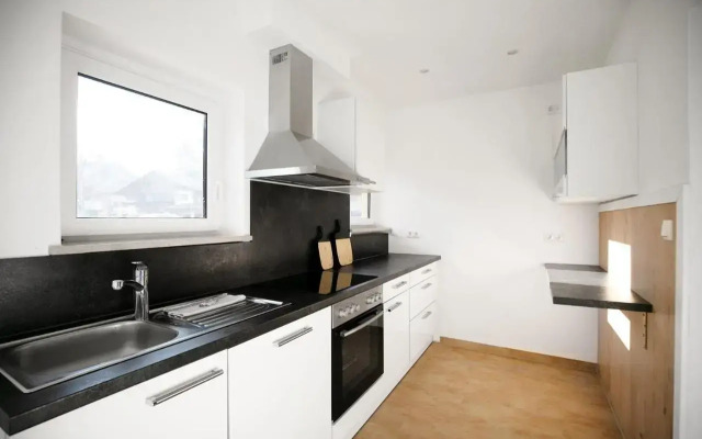 Sunlit Garden & Mountain Apartment