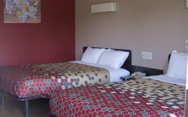 Econo Lodge Inn & Suites