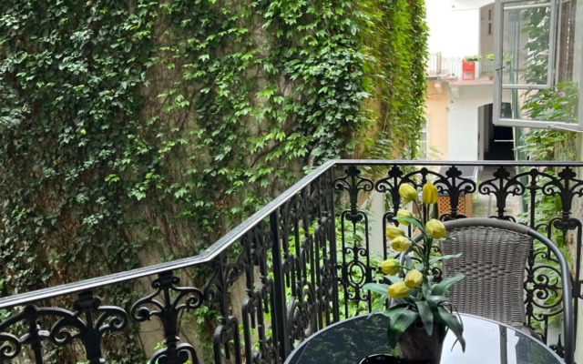 BpR Pyvo Street Home with balcony