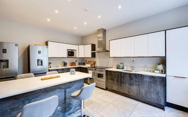 Delightful Holiday Home With sea Views and Hot Tub