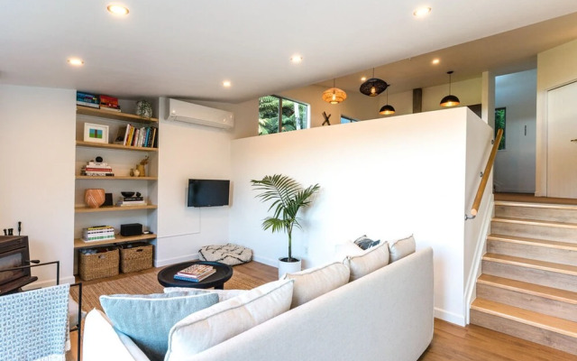 Family Friendly Home with Tree Top Vista