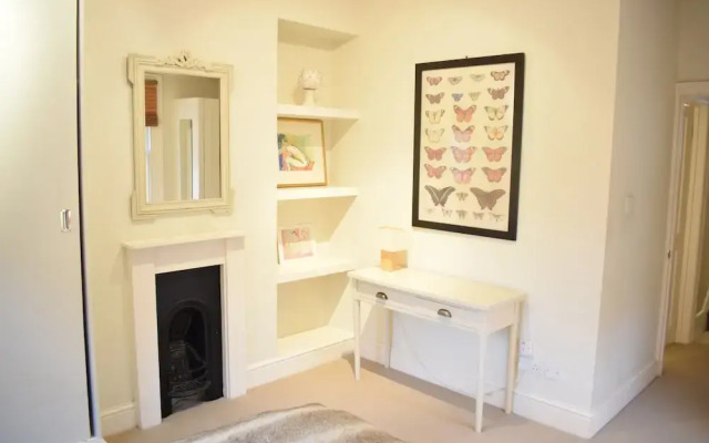 2 Bedroom Flat in Battersea Sleeps 4
